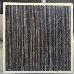Zwarte bamboeschutting met houten frame